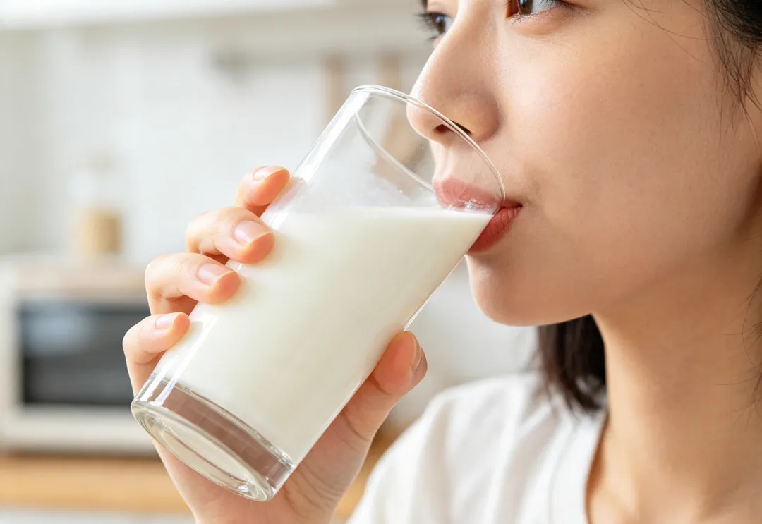 乳糖不耐症者喝牛奶容易出現腹痛、頻繁跑廁所，因此不少人會改喝無乳糖鮮乳。（示意圖／AI生成圖）