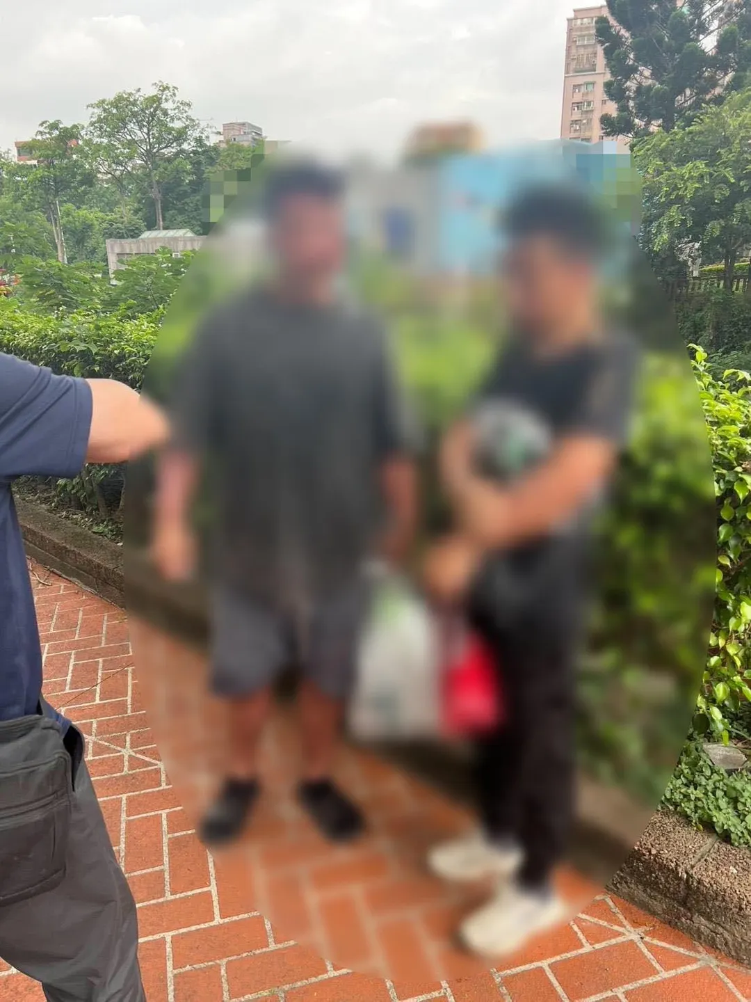 乘橡皮艇在八里沙灘上岸的2名大陸偷渡客已遭到逮捕。(圖/海巡署)