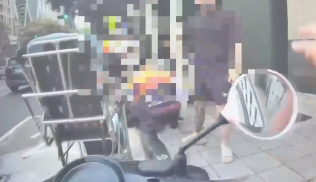 林森北路往民權東路一段方向有一名女子疑似遭車輛拖行，該女子隨後被送醫治療，並表示將至派出所提出相關告訴。（圖／警方提供）