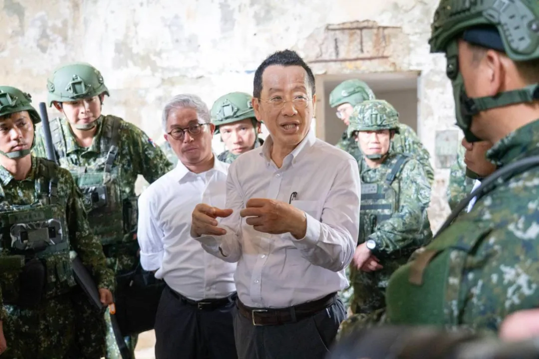 顧立雄與幹部討論戰時兵力運用規劃。（圖／國防部提供）
