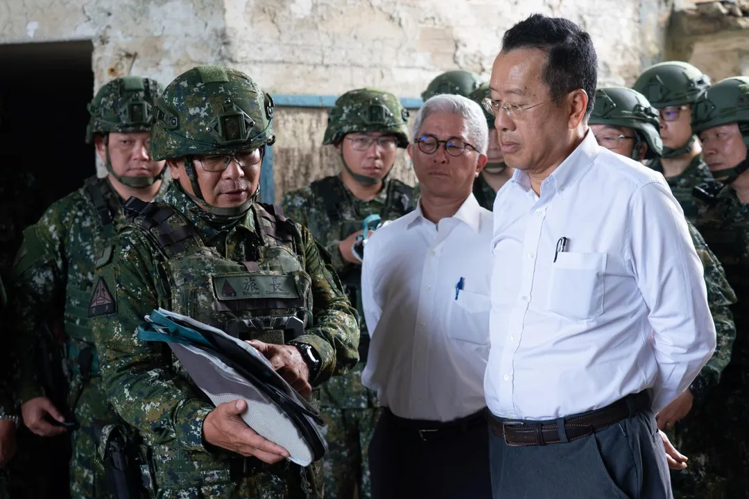 顧立雄聽取戰場簡報，瞭解作戰分區兵力部署。（圖／國防部提供）