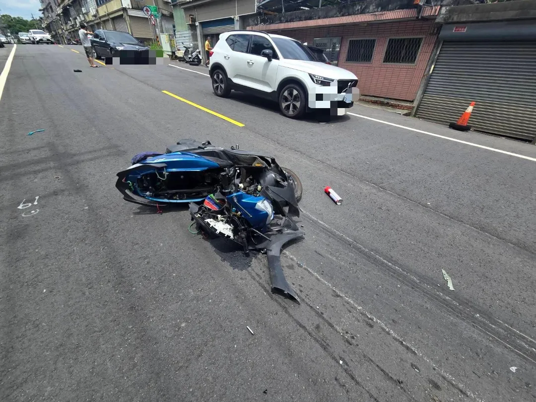 新竹縣新埔鎮10日中午發生一起奪命車禍。(圖/翻攝畫面)