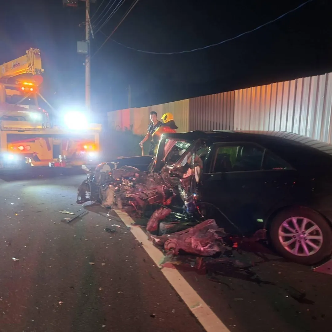 高雄林園鳳林二路發生嚴重車禍，轎車撞破工地圍牆。（圖／警方提供）