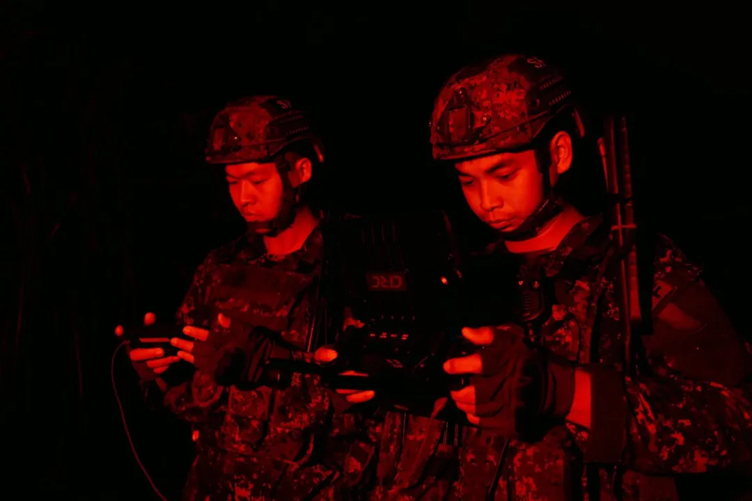 陸軍特戰官兵在夜間操作微型無人機偵察。(圖/國防部)