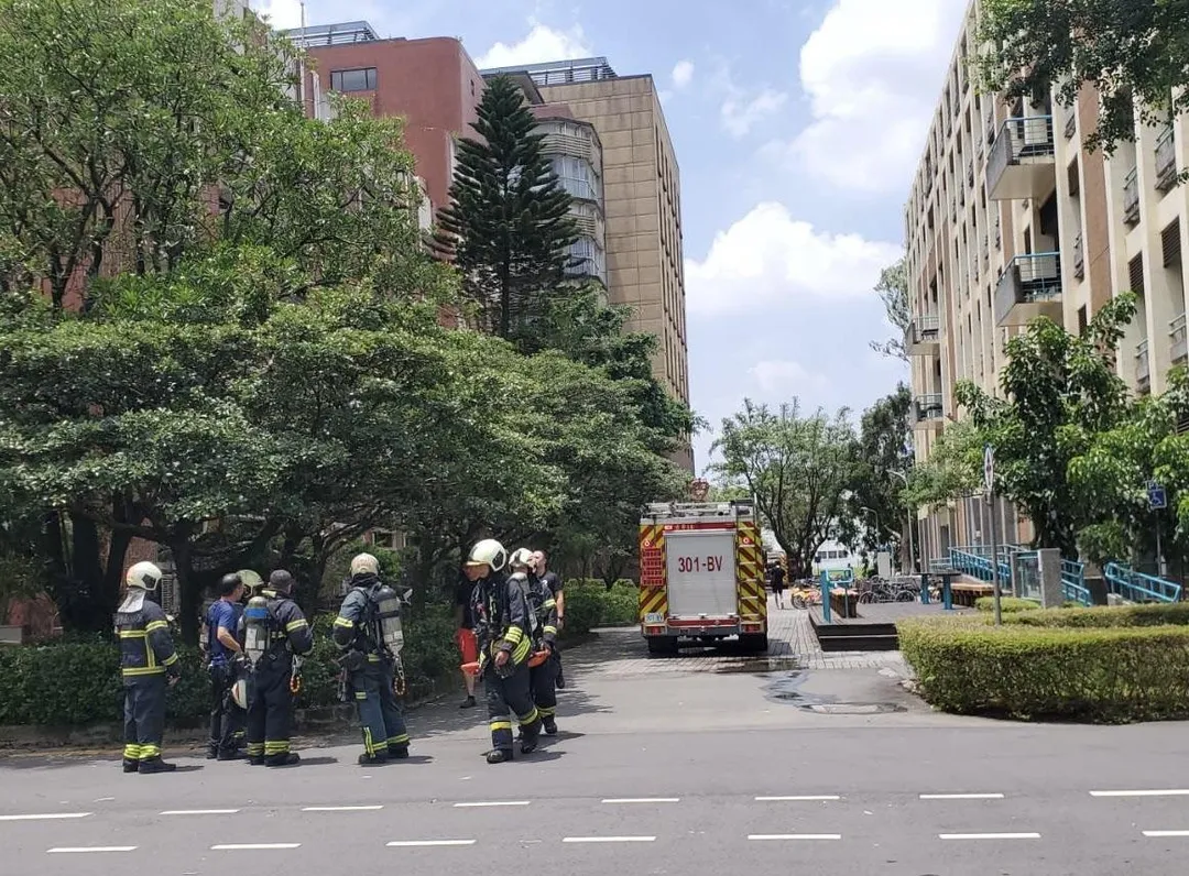 警消趕抵火災現場。(圖/北市消防局提供)