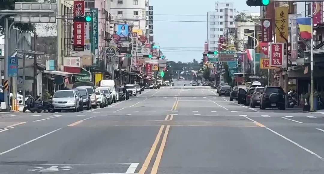 路上車輛依照警察及民防人員指揮，配合實施人車管制，就近疏散避難。（圖／中天新聞）