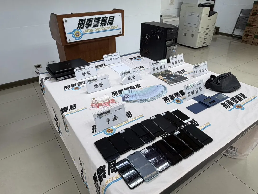 刑事局查獲電腦主機、筆電、手機、新臺幣等贓證物。(圖/刑事局提供)