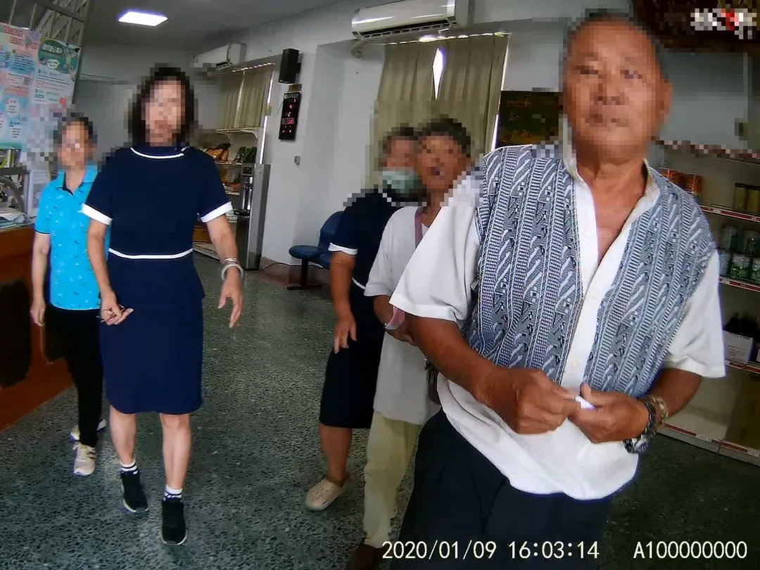 年約71歲的張姓老翁向警方表示,先前與妻子前往台南市鹽水區逛牛墟市集時,遭一名不詳陌生男子搭訕推銷一款「神祕中藥」。(圖/警方提供)
