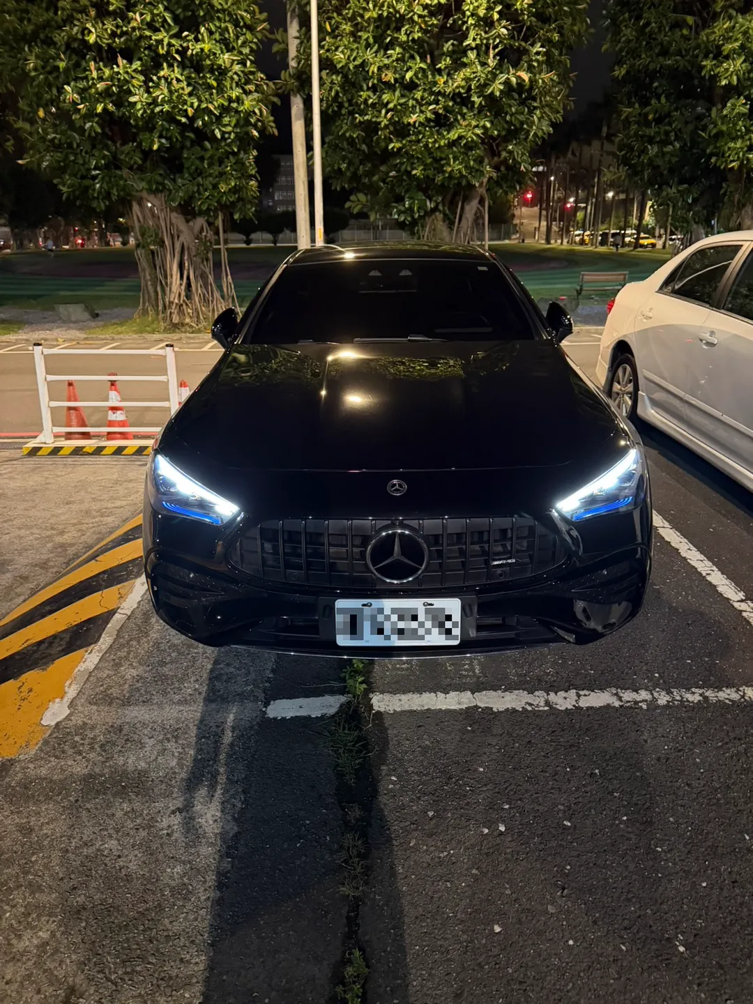 刑事局查獲賓士牌轎車等贓證物。(圖/刑事局提供)