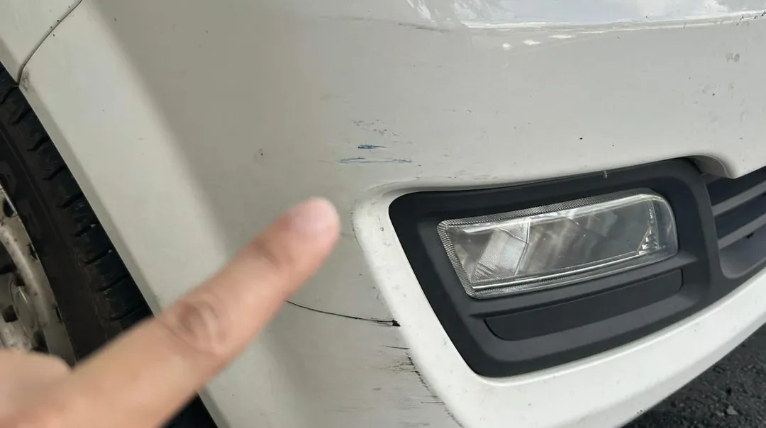 鄭男到案後表示，當時駕駛自小貨車倒車準備靠邊停放，發現空間不足隨即離開，澄清並未察覺撞到賴男的自小客車，亦未聽到有人呼叫。（圖／警方提供）
