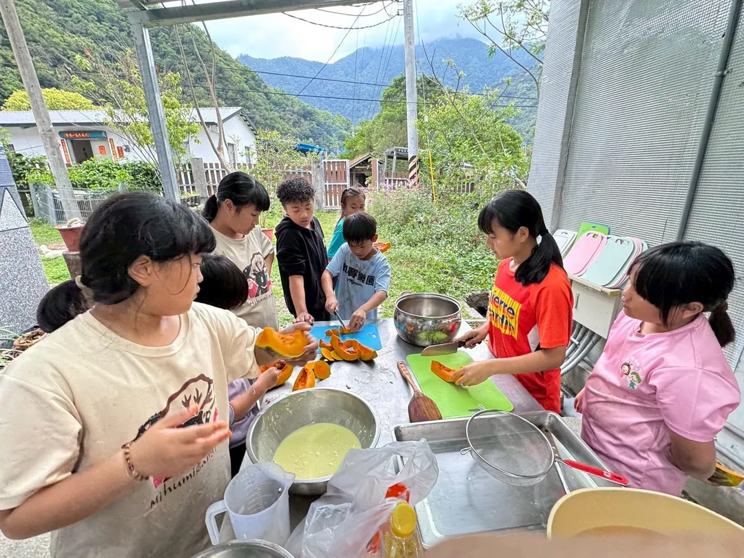 透過下廚,孩子們擁有自助、亦能助人的力量。(圖/頂新和德文教基金會提供)