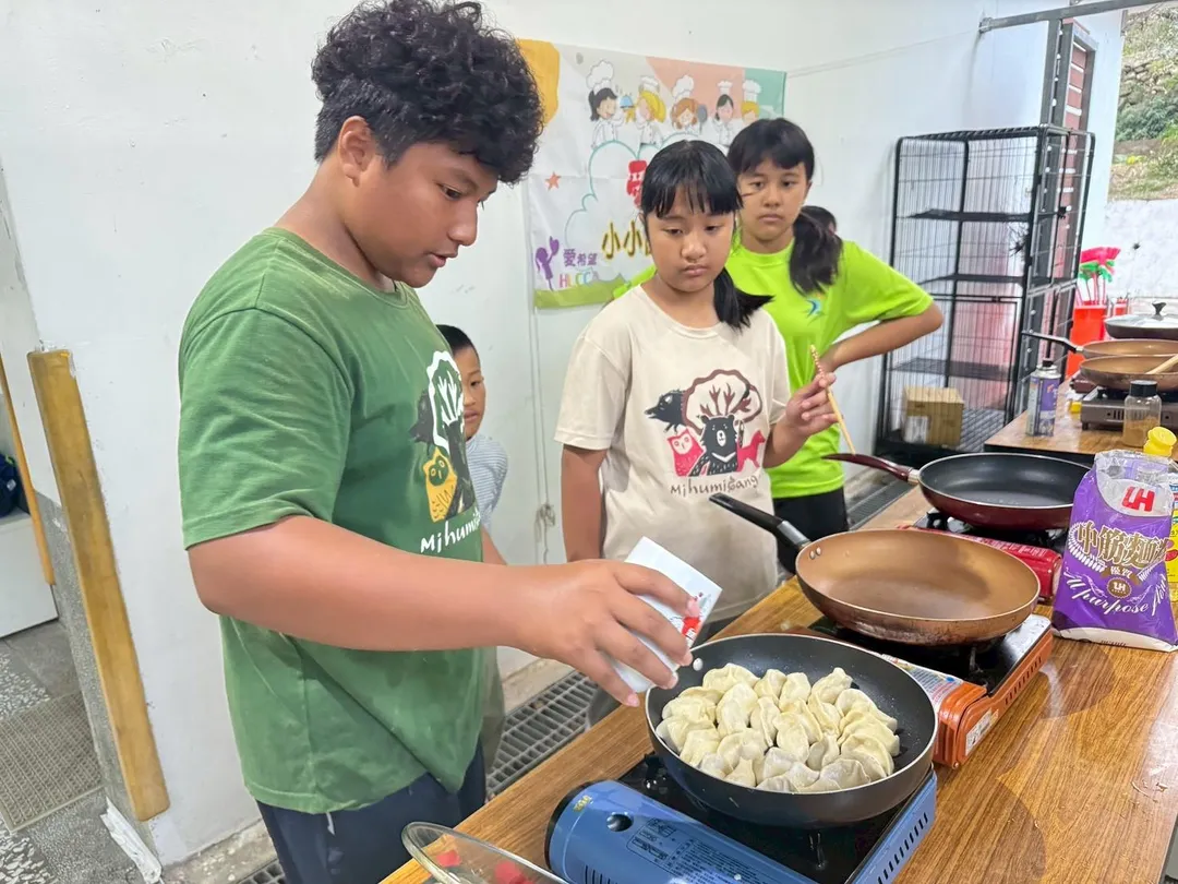原本不諳下廚的部落孩子,透過課程也能熟練煮出飯菜。(圖/頂新和德文教基金會提供)