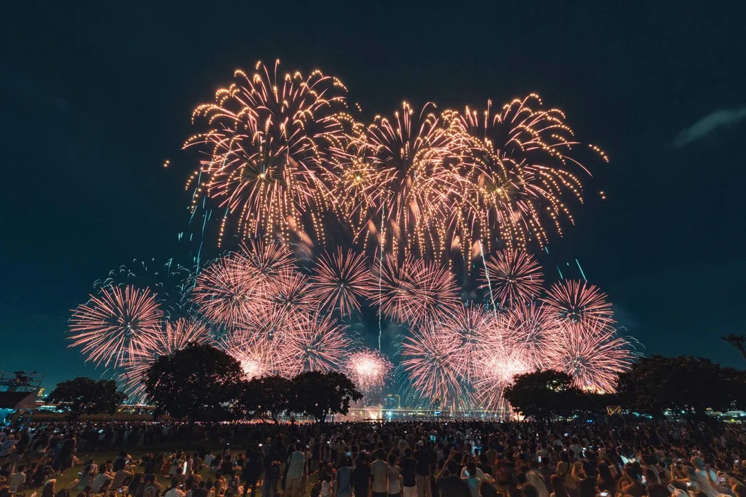 「2026大稻埕夏日節」8月15日壓軸場將有無人機燈光展演、8分鐘主題煙火及精彩舞台演出。（圖／台北市政府提供）
