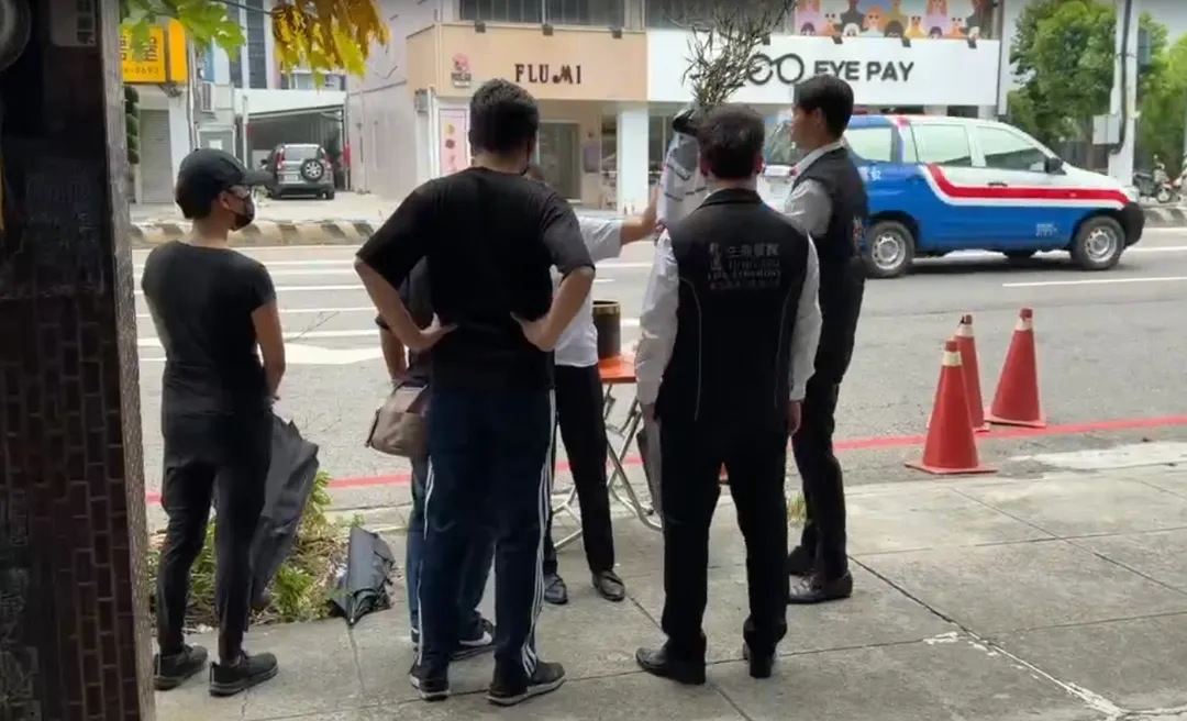死者家屬12日也返回台中市北屯區事發現場為李男舉行招魂儀式，場面十分哀戚。（圖／翻攝畫面）