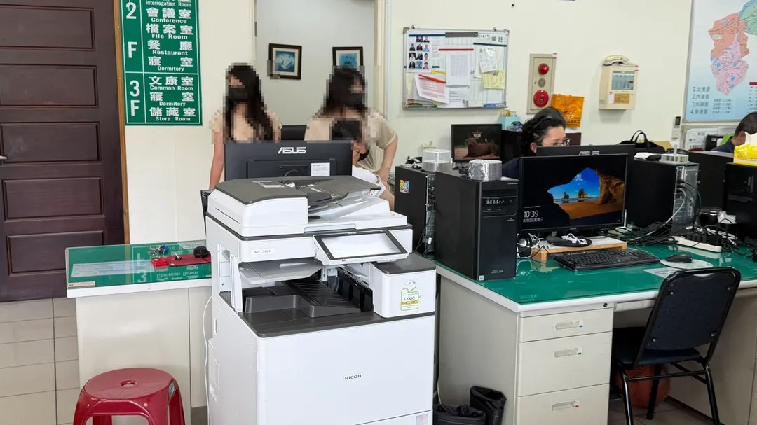 嚇壞的女學生在家屬陪同下報警追兇。（圖／陳暘提供）