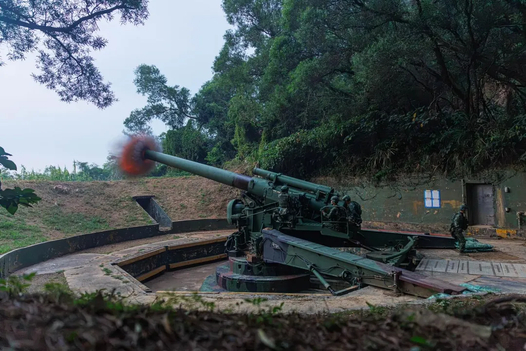 馬防部混砲連官兵在砲陣地內射擊國軍最大口徑的M1型240公厘榴砲。(圖/國防部)