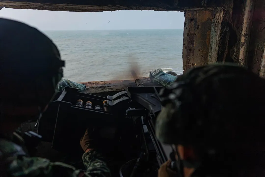 南竿守備大隊官兵在碉堡內射擊40公厘榴彈機槍。(圖/國防部)