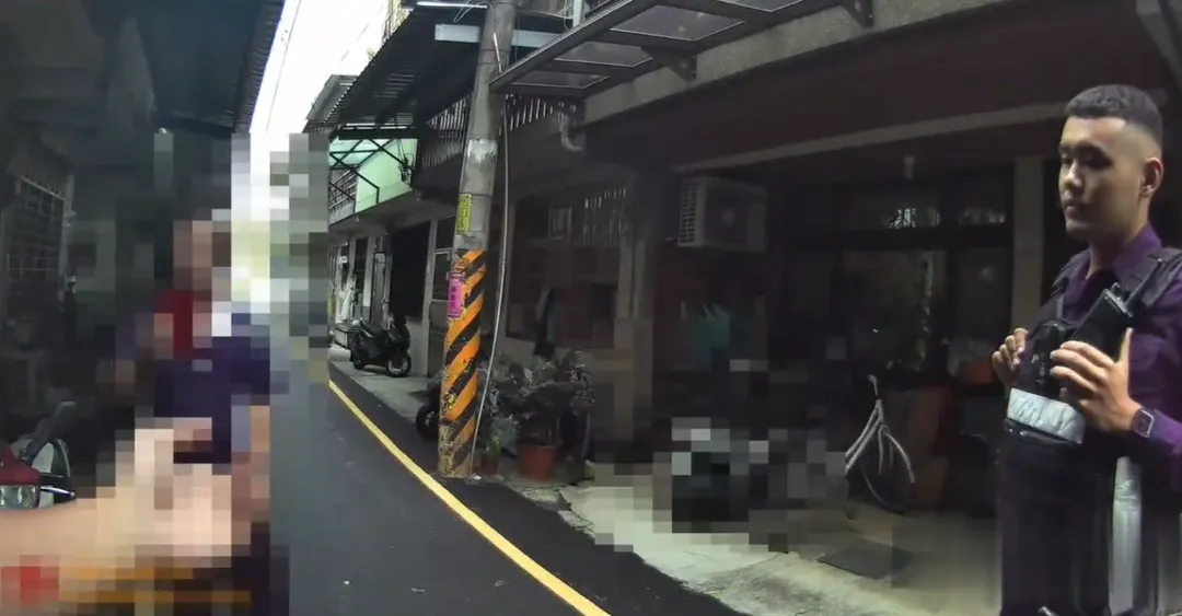 宜蘭一名51歲簡姓男子日前因機車化油器疑似遭竊報警，不料警方到場後，簡男情緒突然失控，竟向員警叫囂並揚言身上攜有刀械。（圖／警方提供）