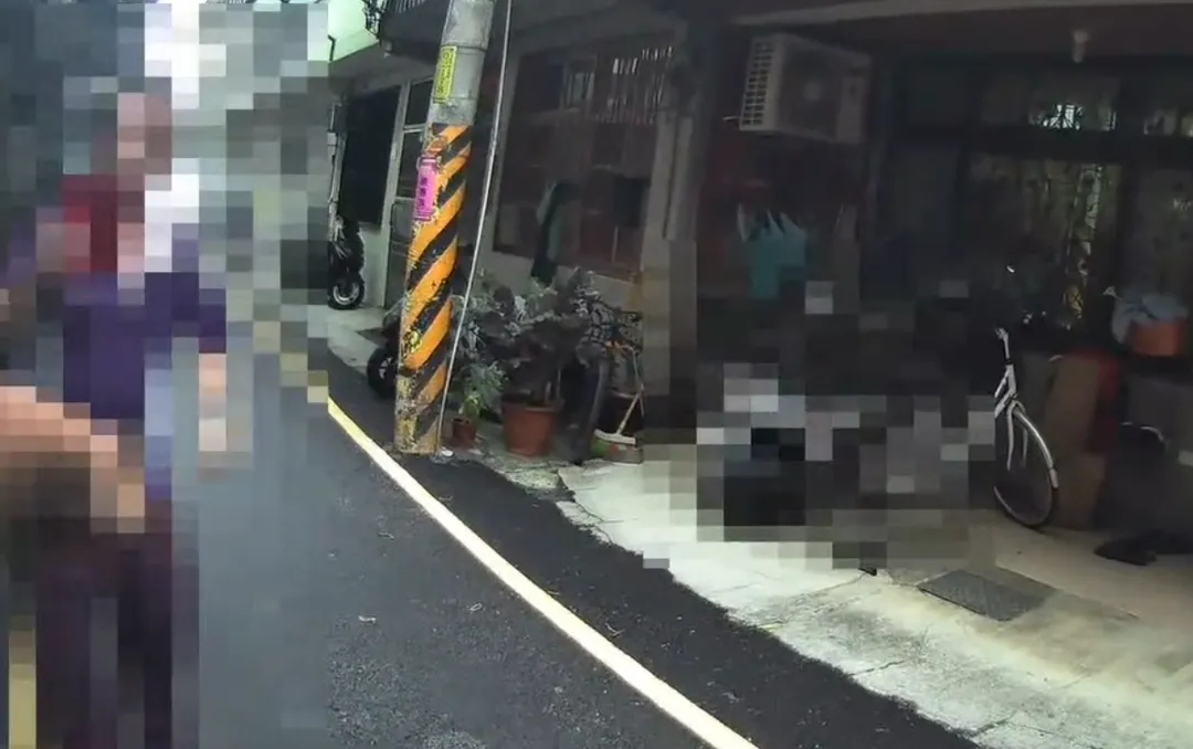 面對員警的持槍警戒，簡男最終沒有進一步危險舉動，現場情勢逐漸緩和。警方確認危險解除後隨即收槍，持續安撫簡男情緒，最後順利將人帶回派出所，協助完成報案程序。（圖／警方提供）