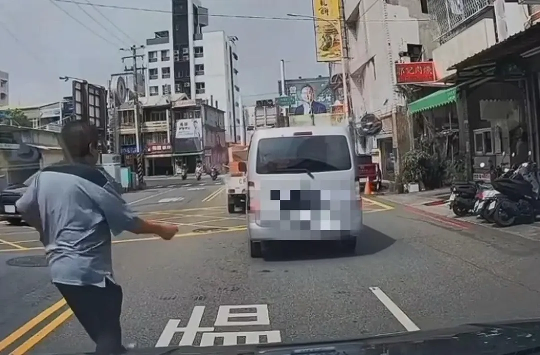 李男家屬表示，李男中途有下車要跑去理論但對方加速開走。（圖／翻攝畫面）