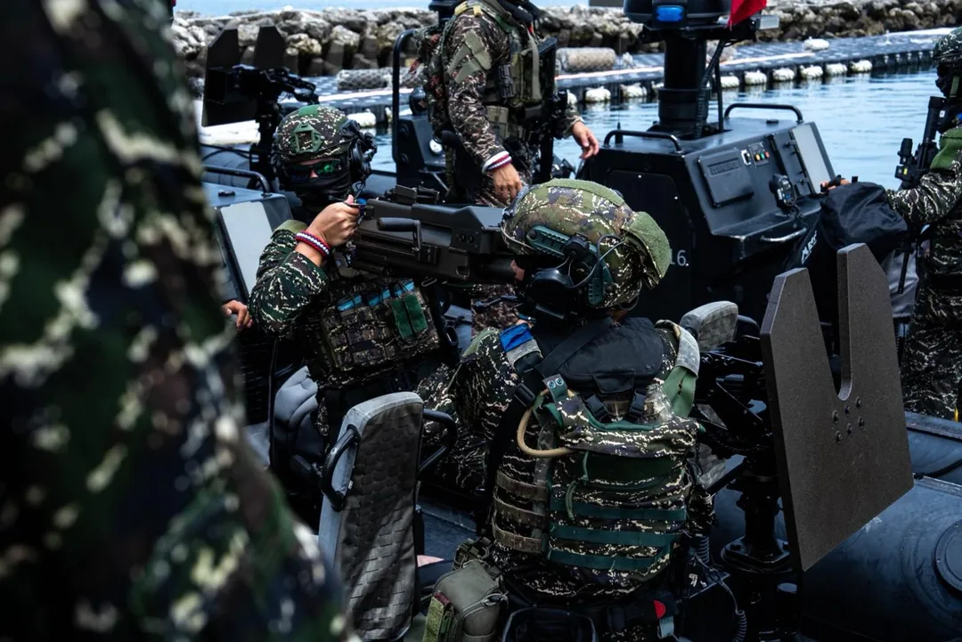 海陸兩棲偵搜大隊官兵正卸下M109突擊艇上配備的40公厘榴彈機槍。(圖/國防部)