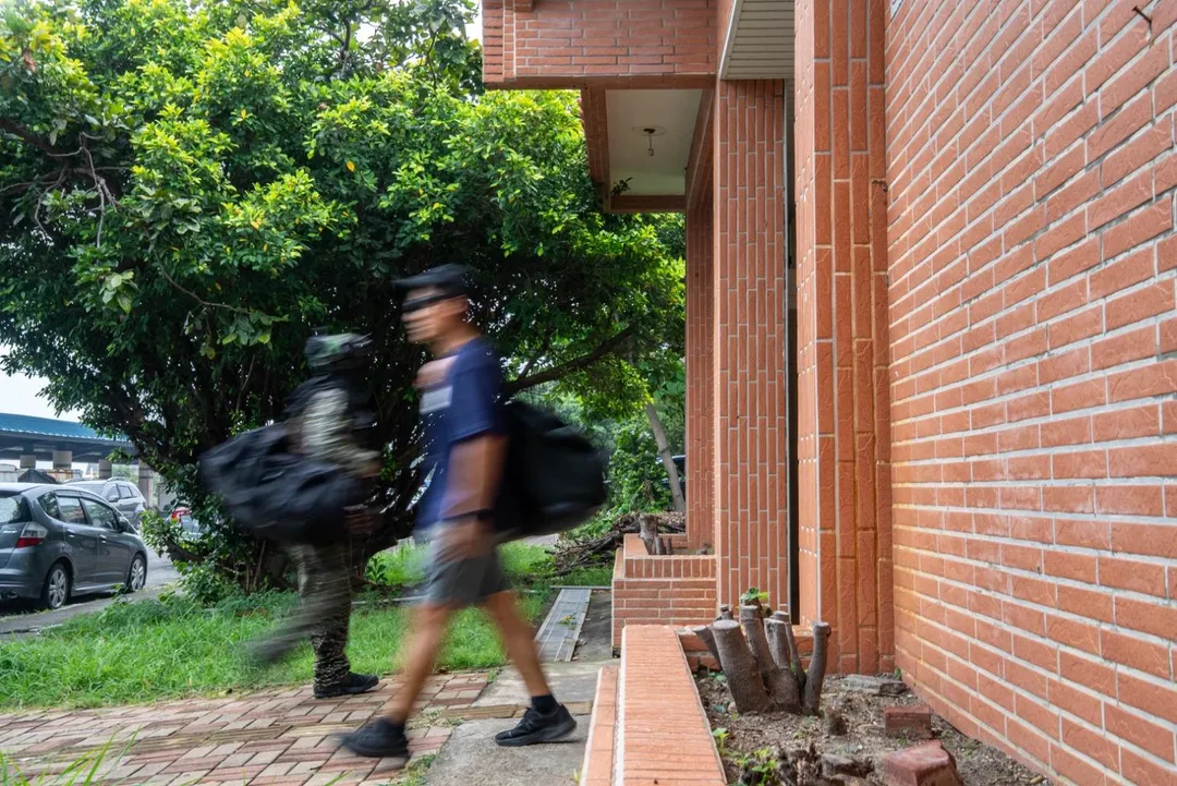 海軍陸戰隊員分散至港口周邊，換穿便服完成人員去識別化。(圖/國防部)