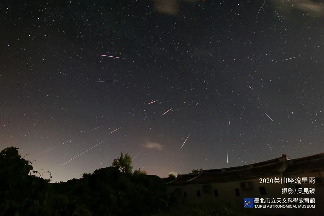 2026年8月12日晚間將迎來英仙座流星雨，且無月光干擾，只要到視野開闊、無光害的郊區或高山就能觀賞。圖為2020年英仙座流星雨。（圖／資料照／翻攝自台北市立天文科學教育館官網）