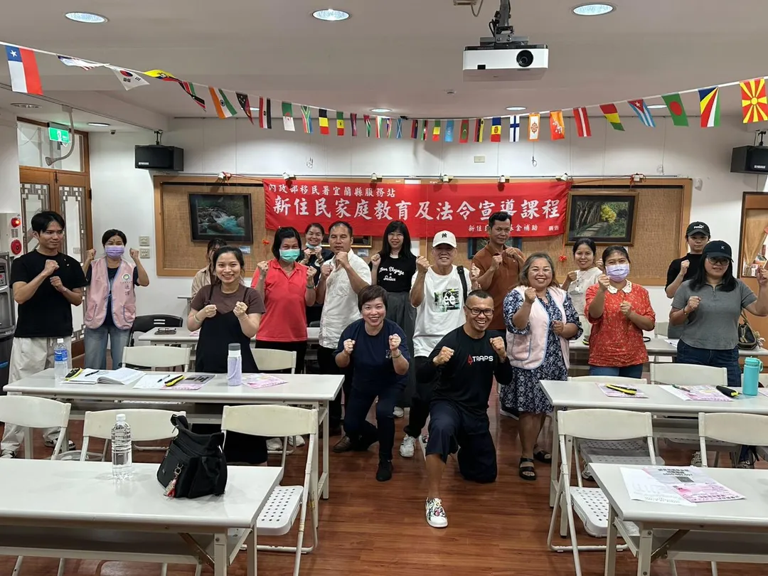 家庭教育及法令宣導課程講師與全體學員大合照。（圖／移民署宜蘭縣服務站提供）