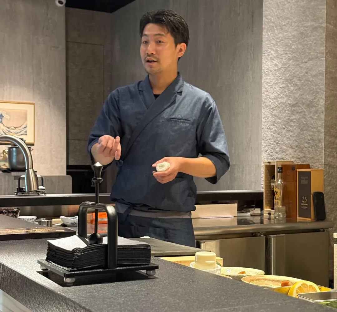 料理長門間賢彥。（圖／黃宏輝提供）