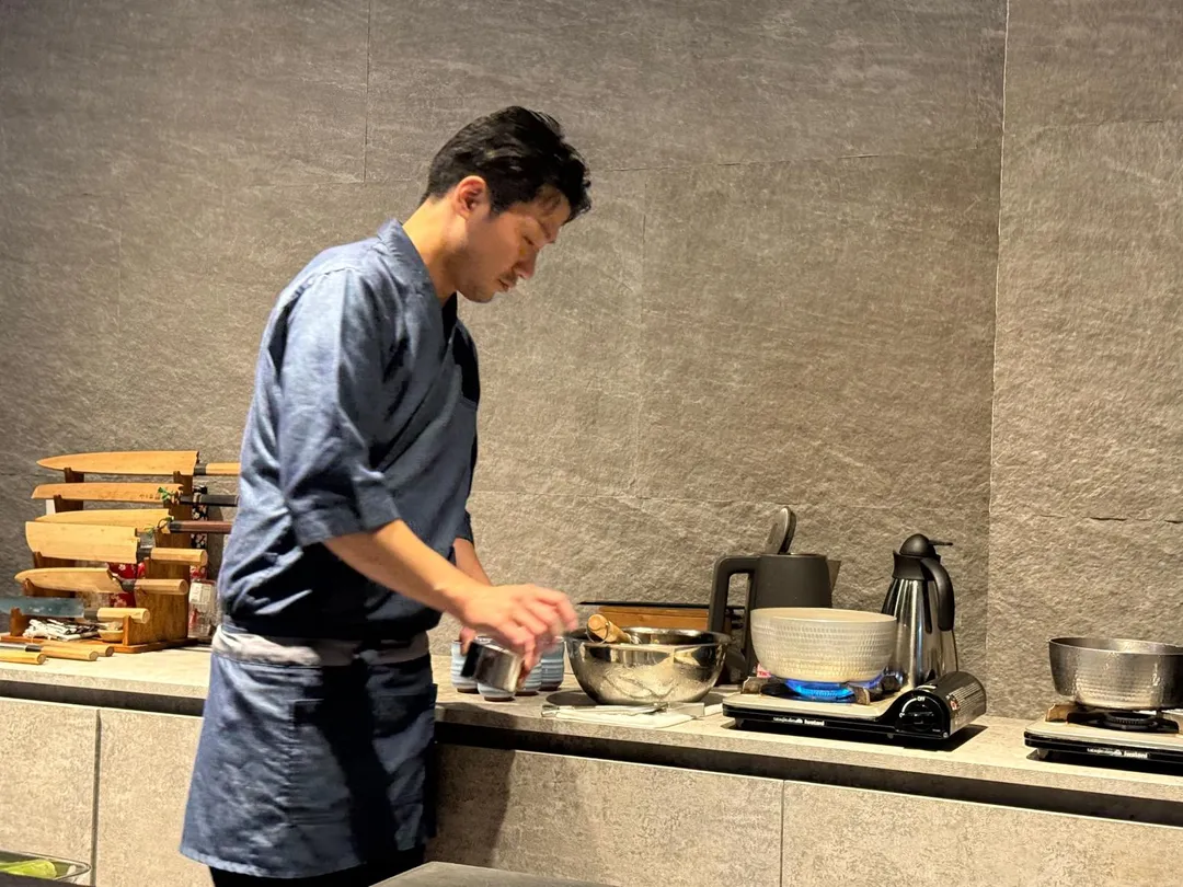 熱茶冷浴變冰茶。（圖／黃宏輝提供）