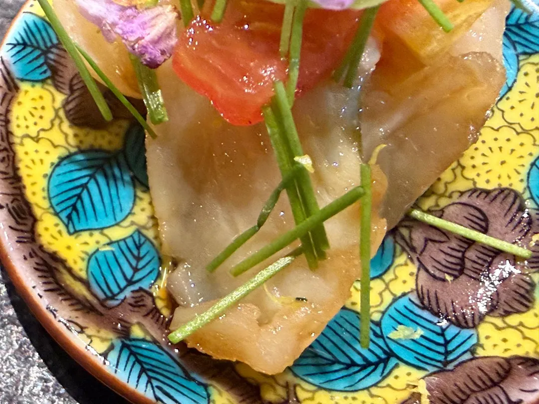 芽蔥紫蘇花水果醋佐味。（圖／黃宏輝提供）