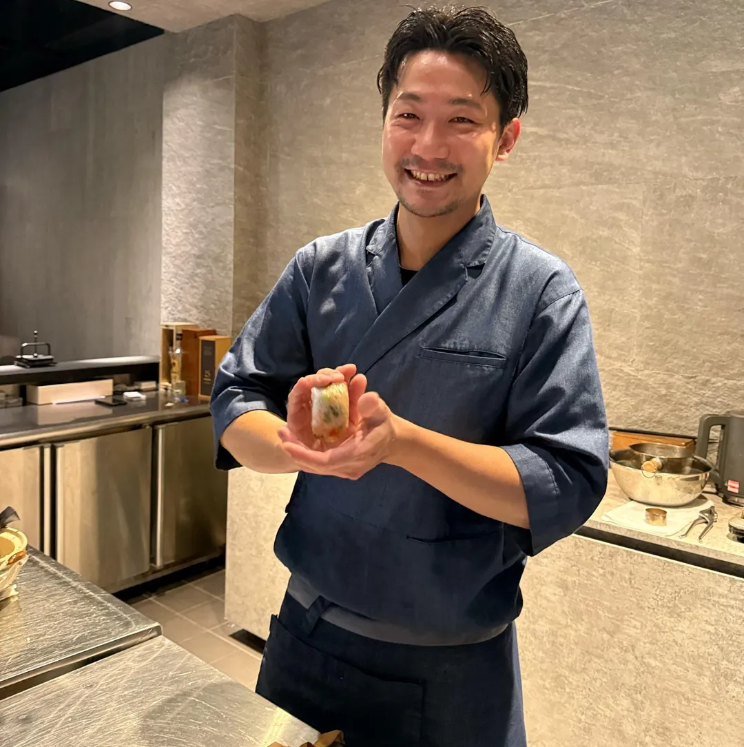 料理長邊捏飯糰邊談笑風生。（圖／黃宏輝提供）