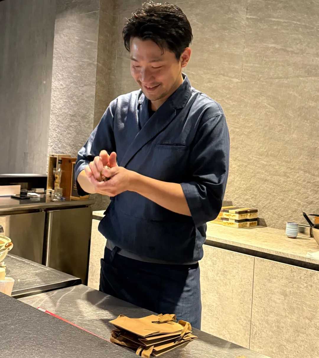 現捏製高溫御飯糰。（圖／黃宏輝提供）