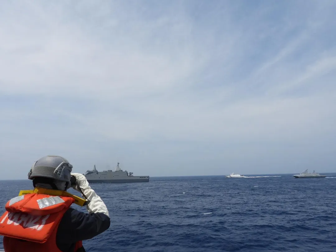 海軍武江號（623號）巡邏艦上官兵瞭望玉山號，圖右可見護航的安江號巡邏艦、八里號海巡艦。(圖/海軍司令部)