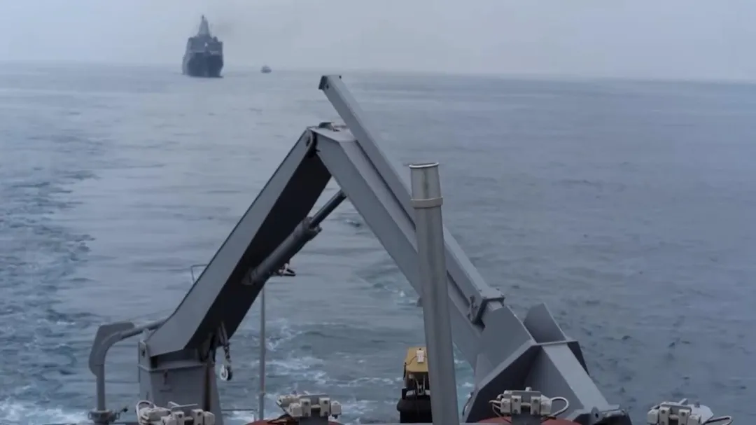 海軍永豐號（1301號）獵雷艦嚮導穿越，引導後方的玉山號穿越安全水道進港。(圖/海軍司令部)