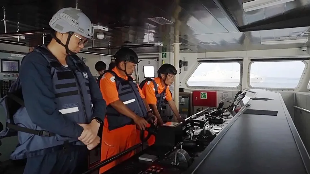 海軍官兵進駐護航的海巡艦上。(圖/海巡署)