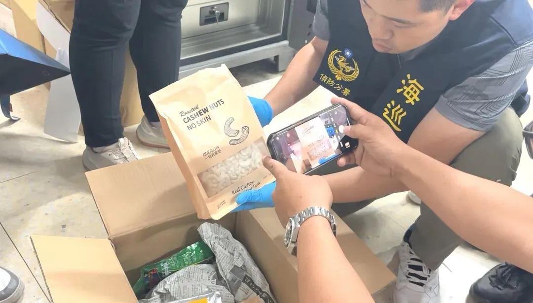 吳姓主嫌將毒品偽裝成堅果食品，利用國際郵寄快捷方式申報通關。（圖／警方提供）