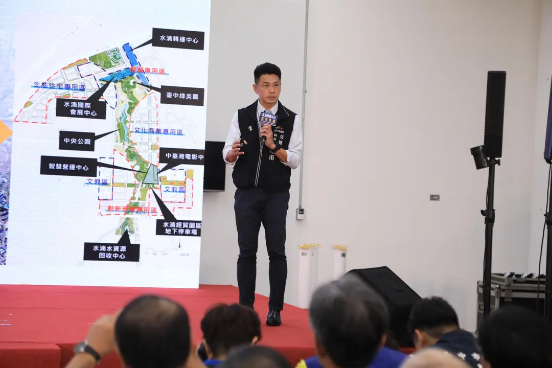 交通局長葉昭甫於啟用典禮介紹水湳轉運中心不僅是交通建設，更結合休閒與觀光元素，落實盧市長「富市台中、新好交通」施政理念。（圖台中市府提供）