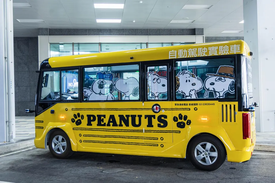 交通局於12號公車月台展出史努比塗裝的自動駕駛實驗車。（圖台中市府提供）