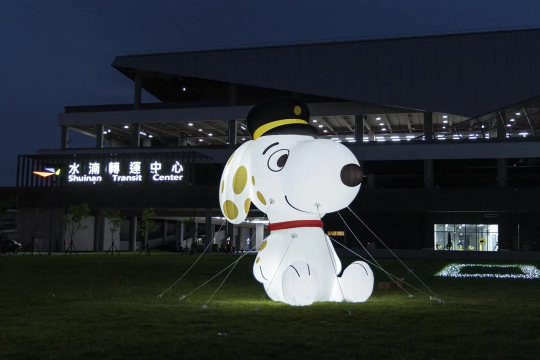 史努比氣模每天18時點燈、21時熄燈，民眾可體驗不同於白天的視覺魅力。（圖台中市府提供）
