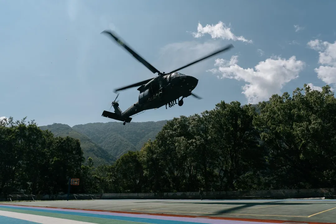 UH-60M直升機飛到桃園山區,進場準備降落。(圖/國防部)