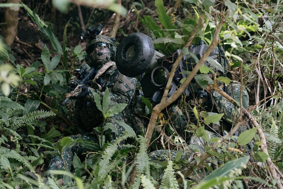 陸軍特戰官兵滲透敵後,以標槍反裝甲飛彈模擬攻擊敵軍車輛。(圖/國防部)
