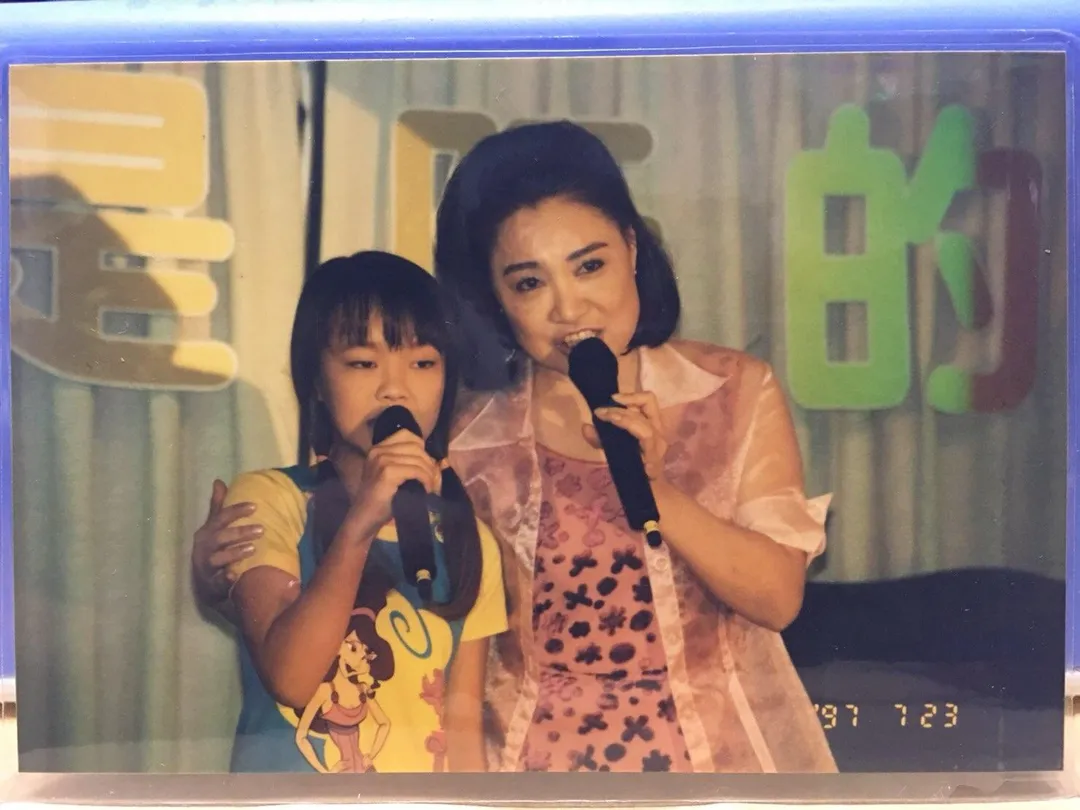 張艾莉曬出與乾媽陳盈潔合照。（圖／翻攝張艾莉Threads）