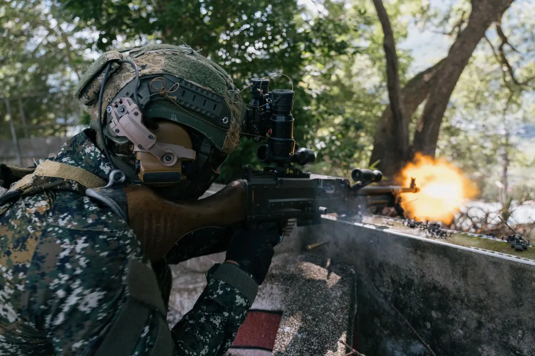 陸軍特戰官兵射擊T74機槍,在敵後實施連續突擊。(圖/國防部)