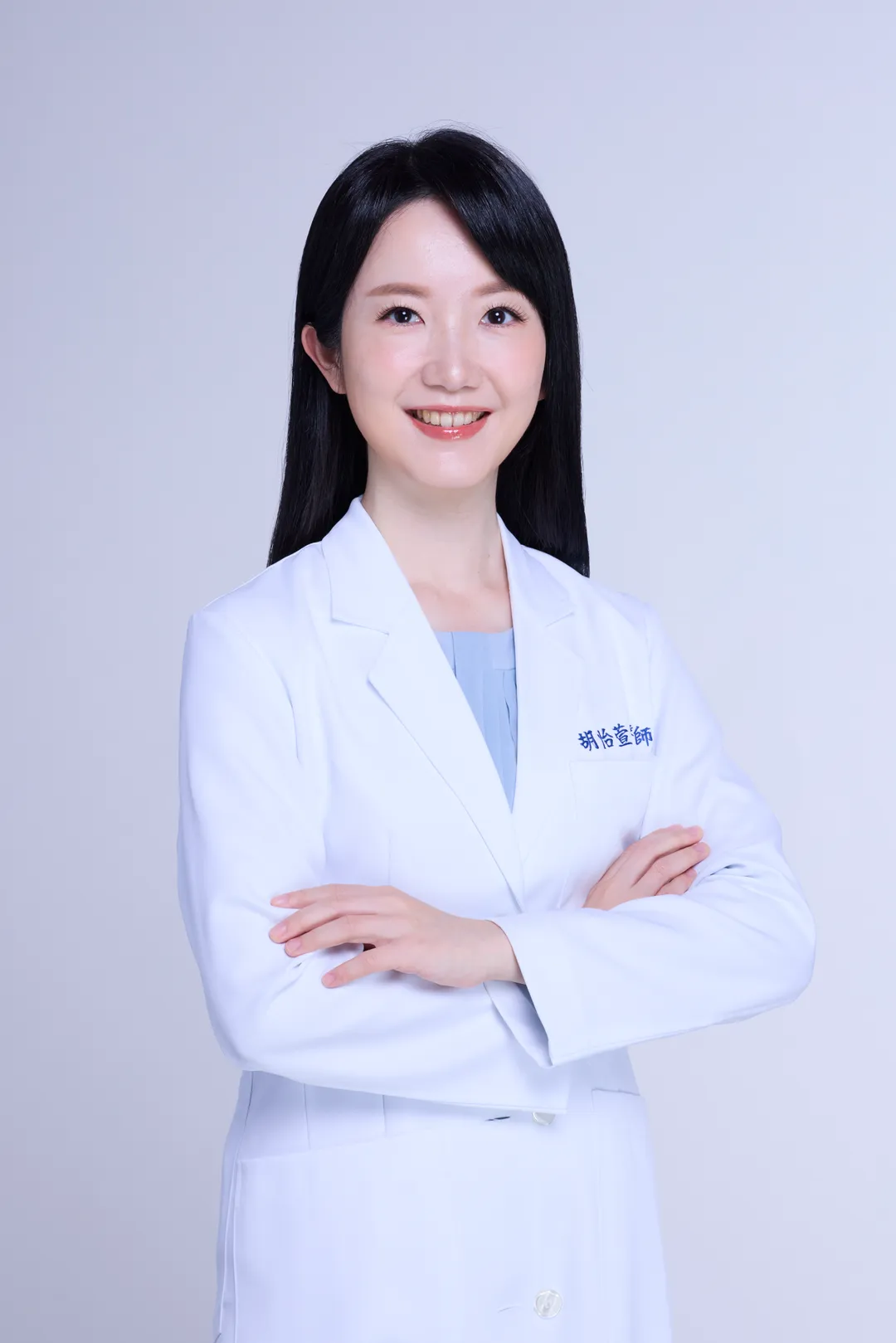 皮膚科醫師胡怡萱指出,清潔過程本身就是肌膚最容易受到刺激的時刻,而維他命B5能降低肌膚負擔。(圖/SENKA專科提供)