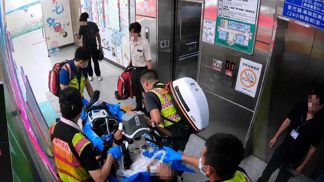 台中市北屯區公所10日上午發生一起驚險的院前心肺復甦搶救事件。（圖／台中市消防局提供）