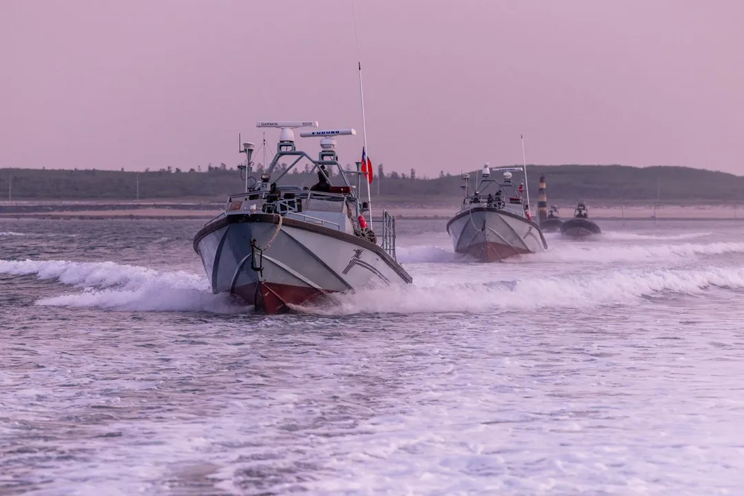 陸軍海龍蛙兵搭乘海龍快艇(前)、成功快艇在澎湖實施離島特種偵察暨聯合火力打擊演練。(圖/國防部)