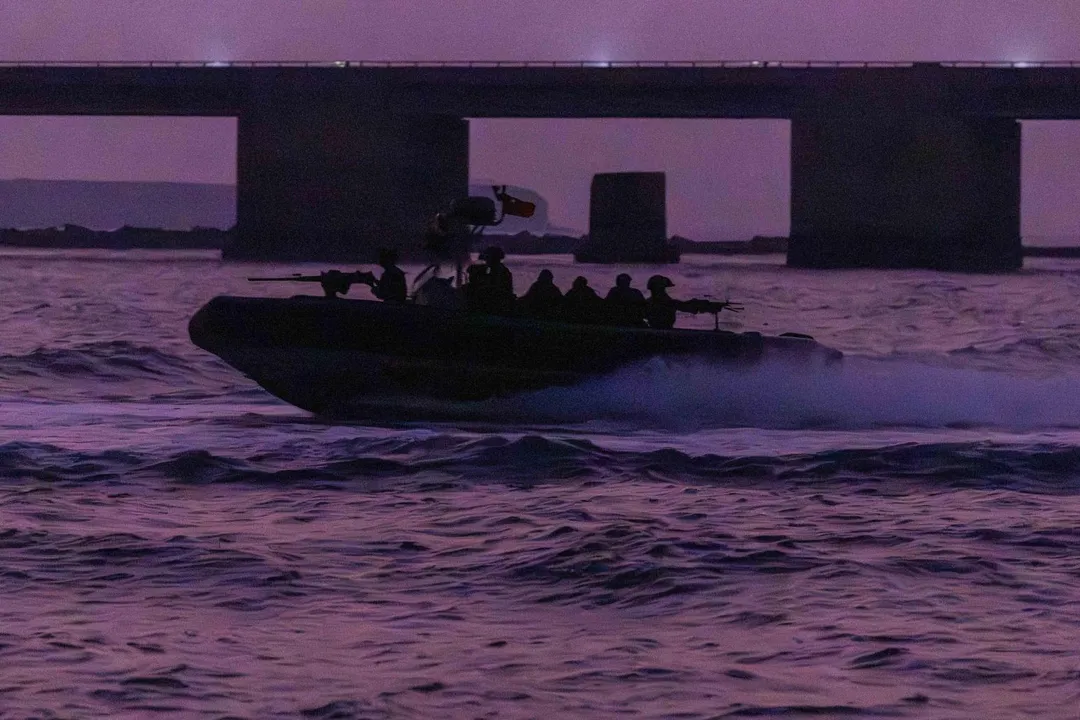 海龍蛙兵的成功快艇向目標海域機動,可見到艇艏的1挺12.7公厘重機槍及艇艉的1挺5.56公厘機槍。(圖/國防部)