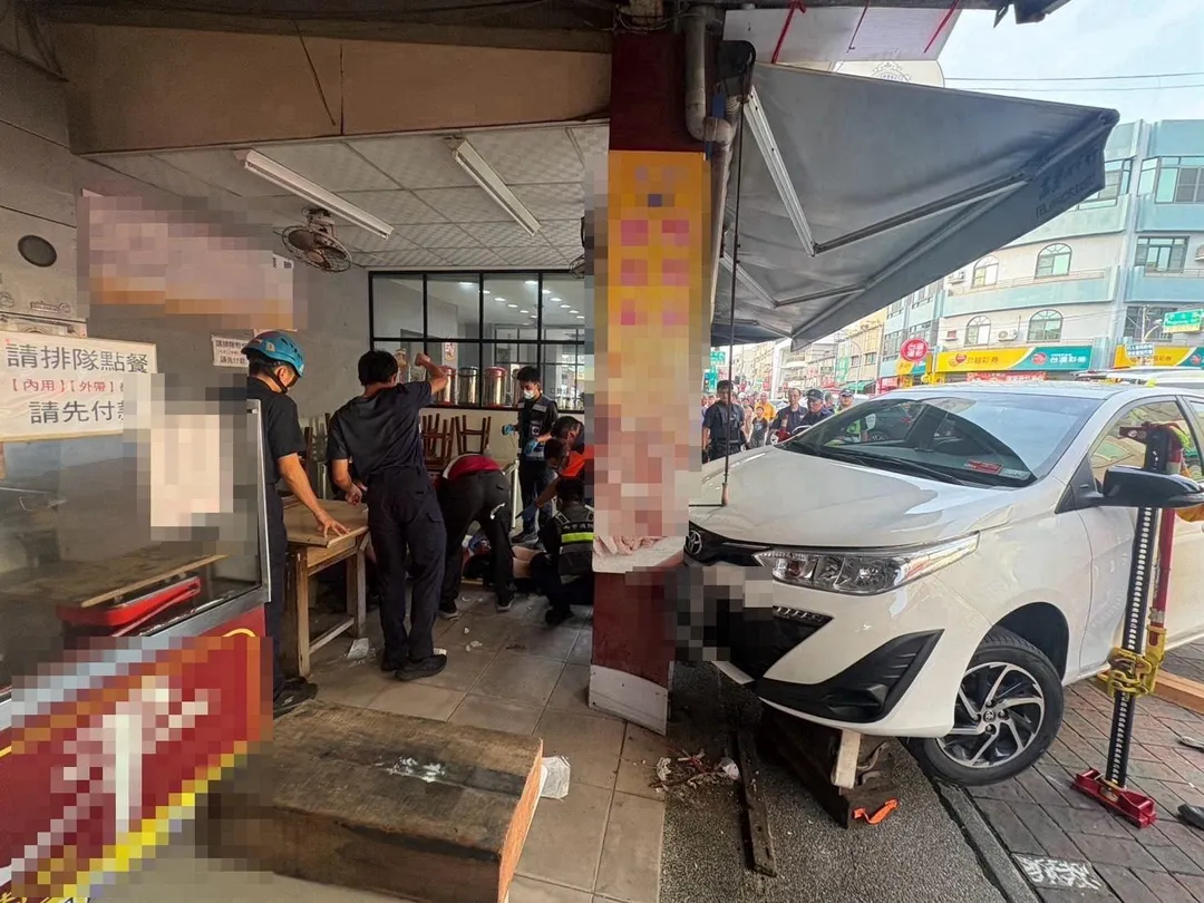 18歲黃女駕駛租賃車疑受驚嚇失控暴衝，將騎士捲入車底並撞進店家，幸救出送醫無大礙。（圖／中天新聞）