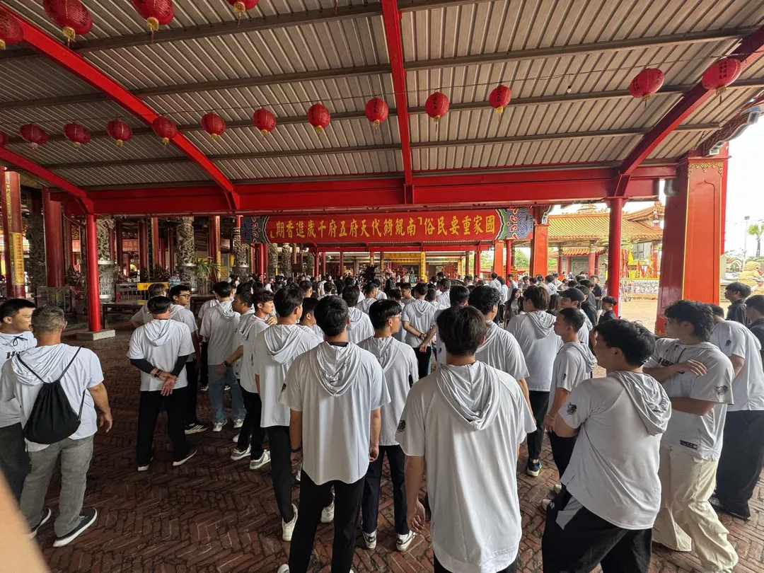 施子謙7月30日在Threads曬出3張球隊前往台南南鯤鯓代天府參拜的照片。(圖/翻攝自threads@tzu__chien1219)